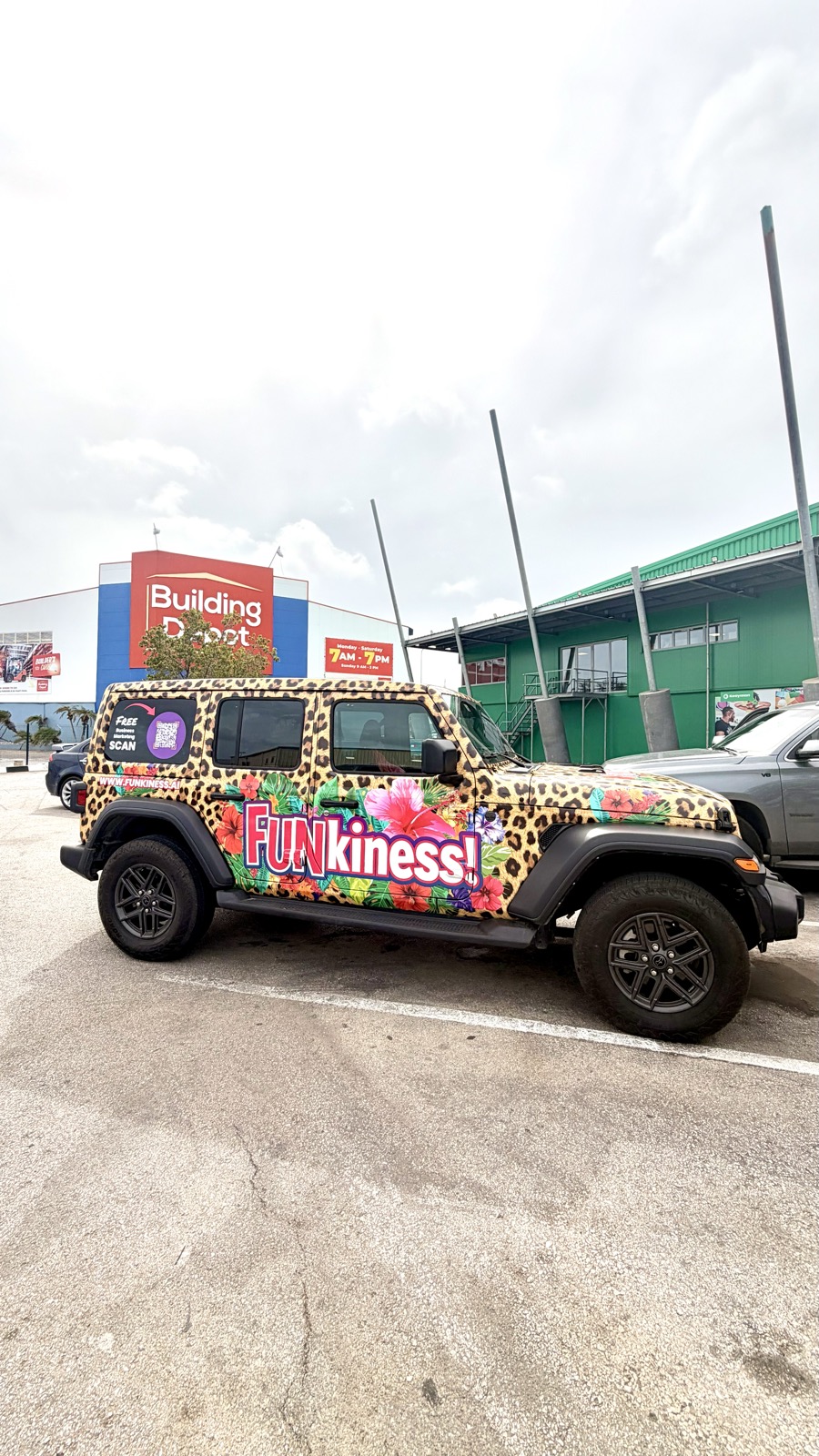 FUNkiness! Jeep op straat in Curaçao