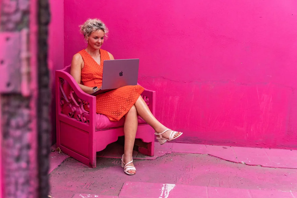 Daisy van FUNkiness! plant social media strategie op een laptop